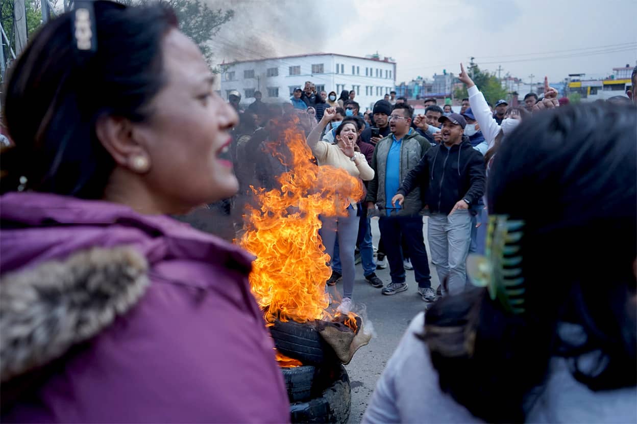 सडकमा एमाले कार्यकर्ताको विरोध