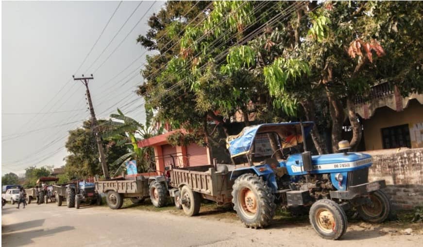 चन्द्रपुरको चाँदी खोलामा सशस्त्र प्रहरीको छापा : अवैध बालुवा उत्खननमा संलग्न ८ ट्र्याक्टर र चालक नियन्त्रणमा