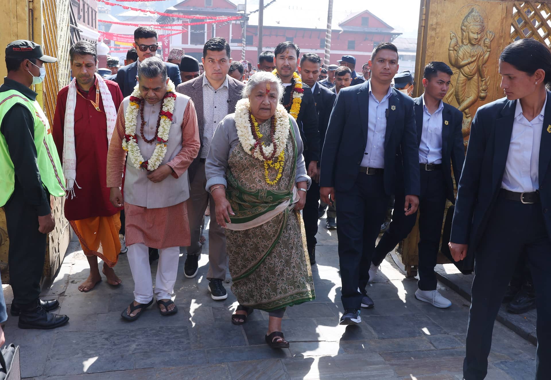 प्रधानमन्त्री कार्कीले पशुपतिनाथमा गरिन् रुद्राभिषेक पूजा 