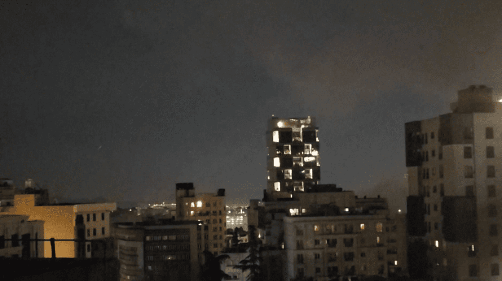 तेहरानमा दुई चरणको हवाई आक्रमण, केही स्थानमा 'ब्ल्याकआउट'