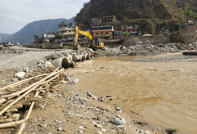 रोशी खोलाले बगाएको डाइभर्सन मर्मत, बिपी राजमार्गमा यातायात सञ्चालन