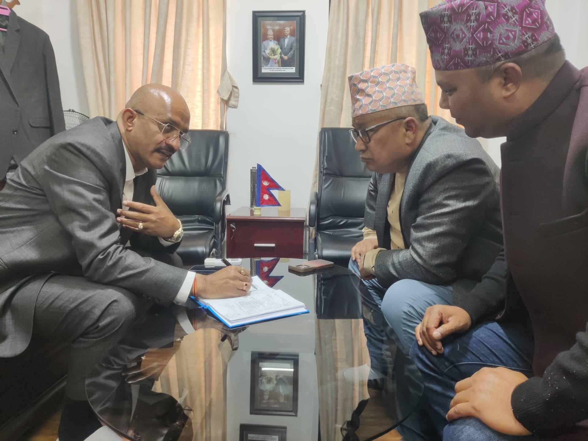 माथिल्लो कर्णाली जलविद्युत आयोजनाको प्रगतिबारे रास्वपा उम्मेदवार शाही र जीएमआर आयोजना प्रमुख शर्माबीच छलफल