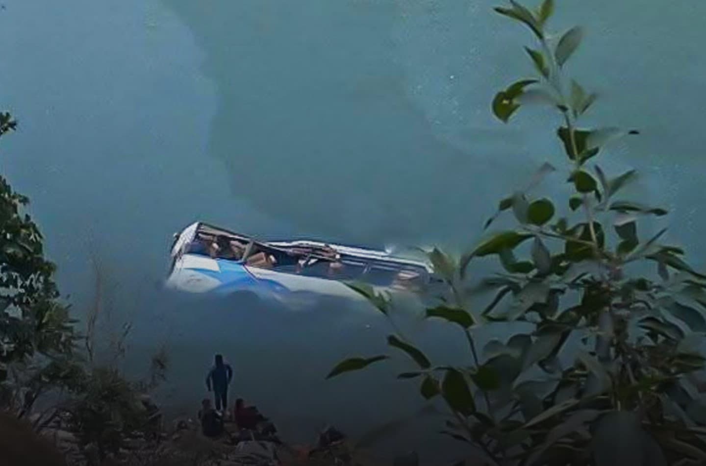काठमाडौँबाट ओखलढुङ्गा जाँदै गरेको बस तामाकोशी नदीमा खस्यो, ५ जनाको मृत्यु