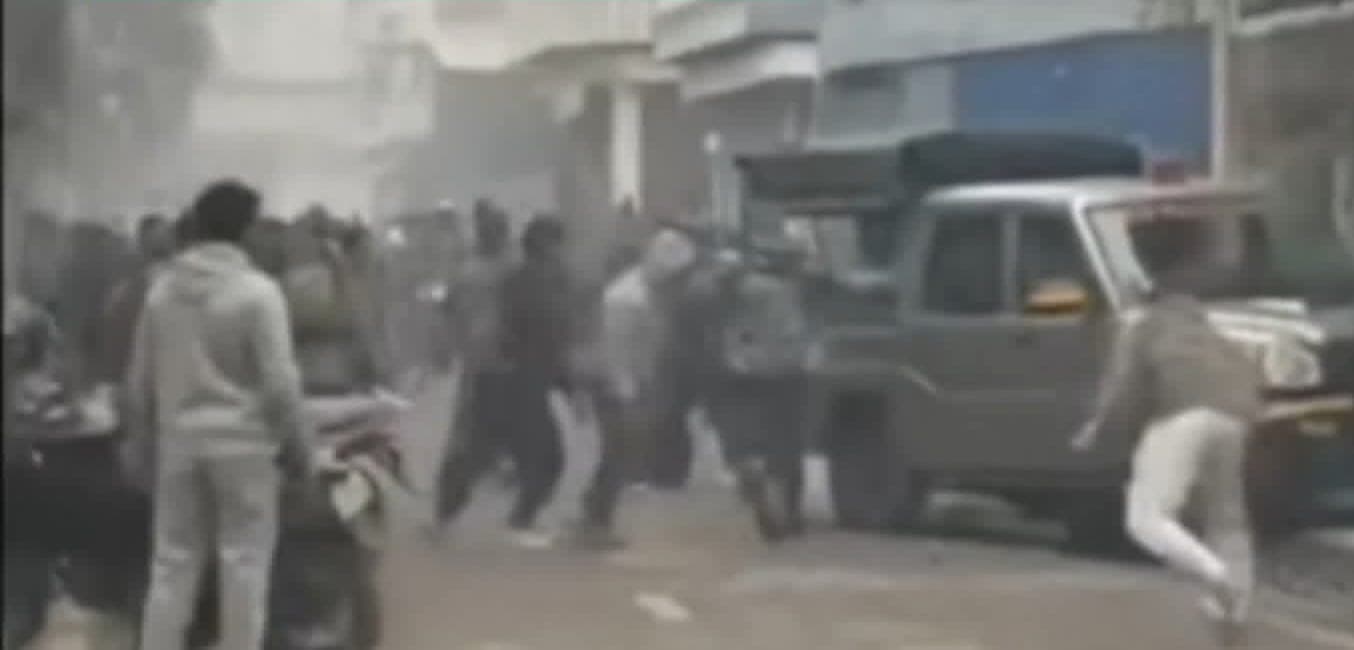 वीरगञ्जको आदर्शनगरमा सुरक्षाकर्मी र व्यापारीबीच झडप : एक सशस्त्र प्रहरी घाइते, गोदाममा छापा