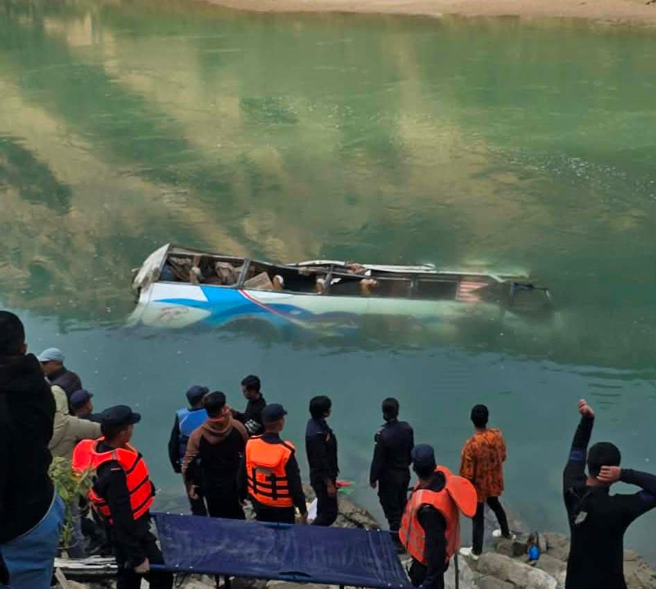 मन्थलीको लिलौटी क्षेत्रमा बस दुर्घटना हुँदा नौं जनाको मृत्यु, १० को उद्दार