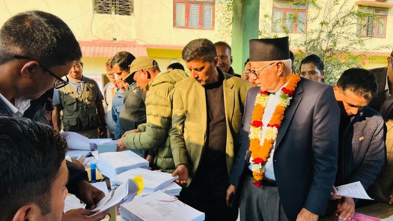 मोरङ ६ मा डा।कोइरालाले दर्ता गराए उम्मेदवारी