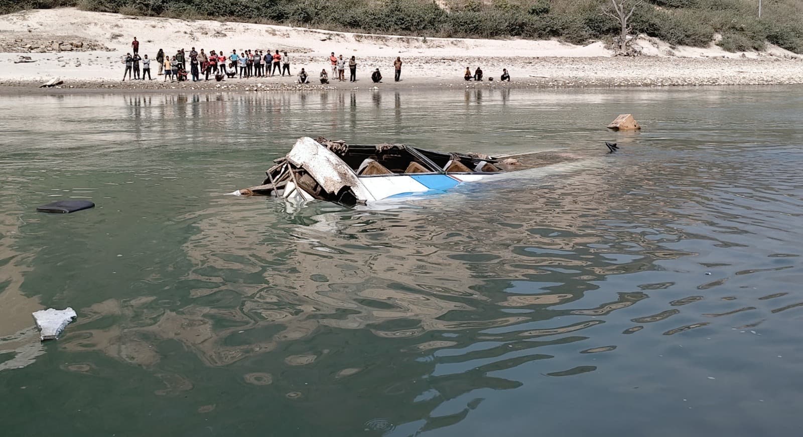 तामाकोशी बस दुर्घटनाका ३ जना अझै बेपत्ता, खोजीमा सहयोग गर्न प्रहरीको अपिल