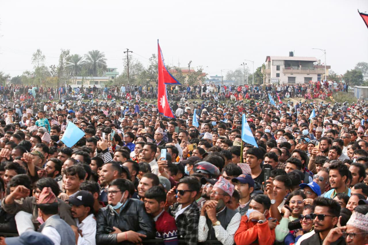 तस्वीरमा हेर्नुहोस् बालेन र रवी लामिछानेको क्रेज