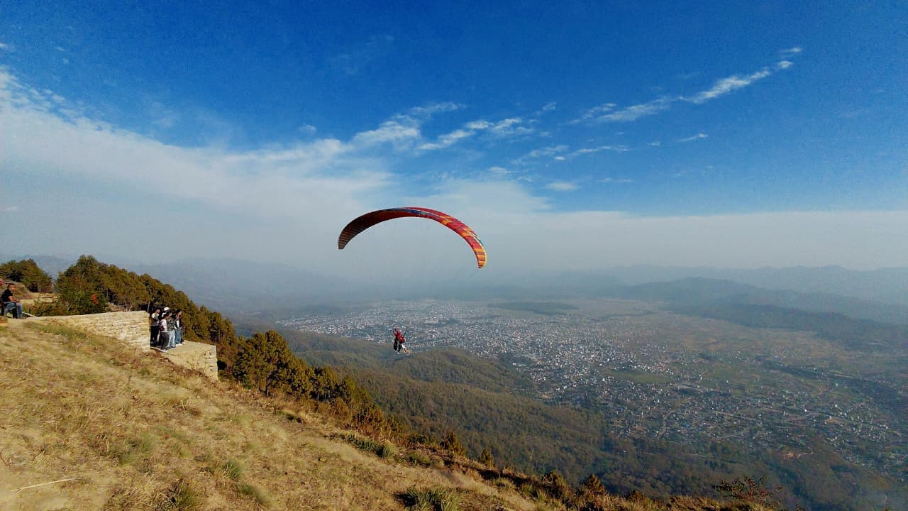 सुर्खेतको आकाशमा नयाँ उत्साह : पर्यटन प्रवद्र्धनका लागि प्याराग्लाइडिङ