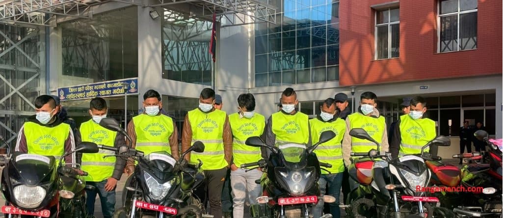 गोलीमा हानेर समातिएका १० लुटेरालाई प्रहरीले गर्यो सार्वजनिक