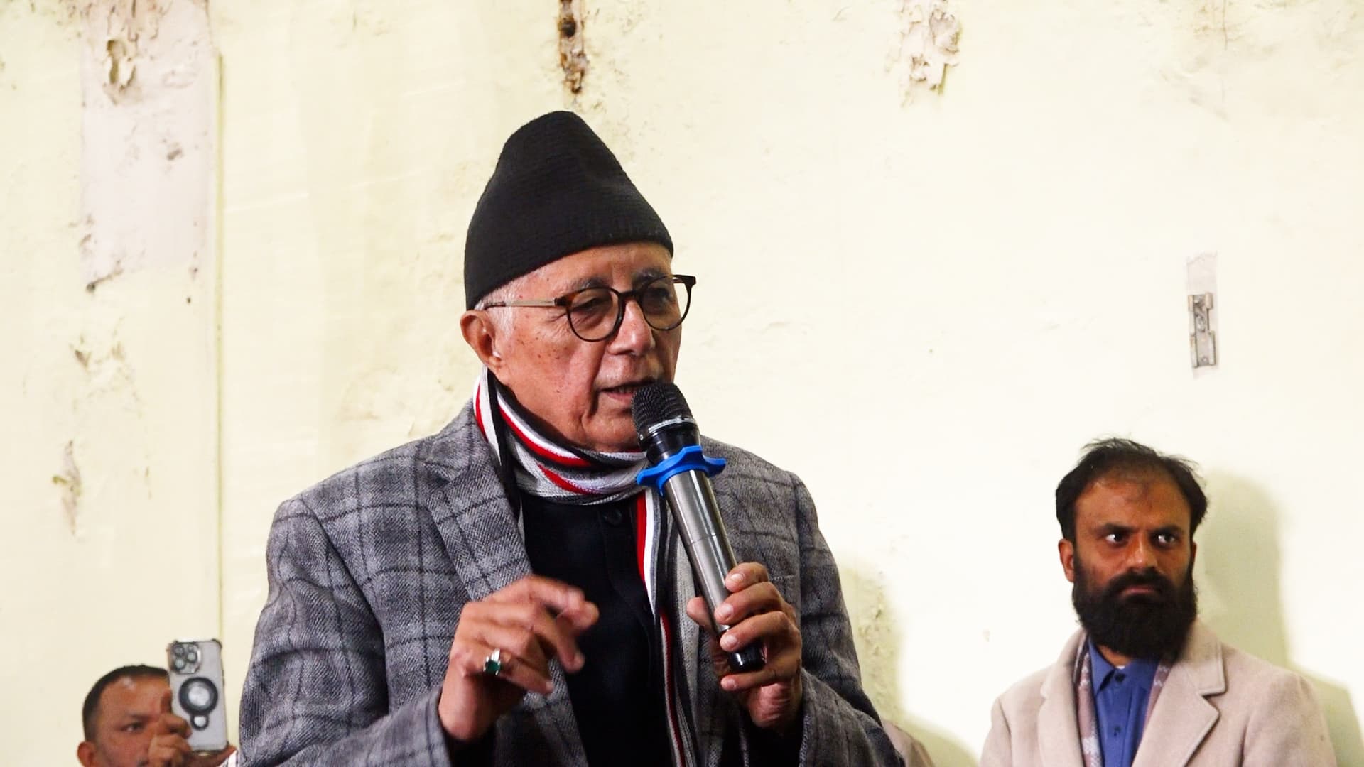 निर्वाचन आयोग पुगेर डा.कोइरालाले भने : कुनैपनि पदाधिकारी वा व्यक्तिलाई विशेष महाधिवेशन बोलाउने अधिकार छैन