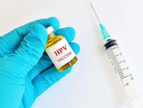 रुकुम पश्चिममा पाठेघरको मुखको क्यान्सरविरुद्ध खोप लगाइँदै