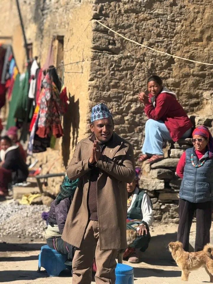 कुशलतापुर्वक एक्लाएक्लै गाउँगाउँ पुगेर भोट माग्दै बाजुराका स्वतन्त्र उम्मेदवार शाही