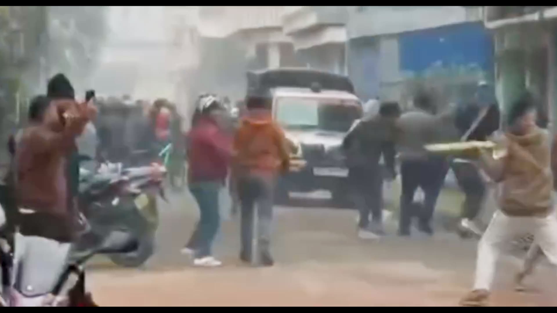 वीरगञ्जमा अवैध गोदाममा छापा मार्दा आक्रमण : तीन सशस्त्र प्रहरी घाइते, गाडीमा क्षति