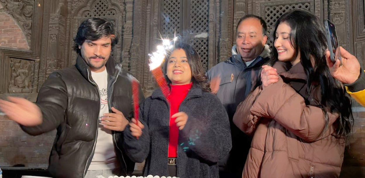 केकी अधिकारीले ‘झिंगेदाउ २’को सेटमै सप्राइज केक काट्दै मनाइन् जन्मदिन