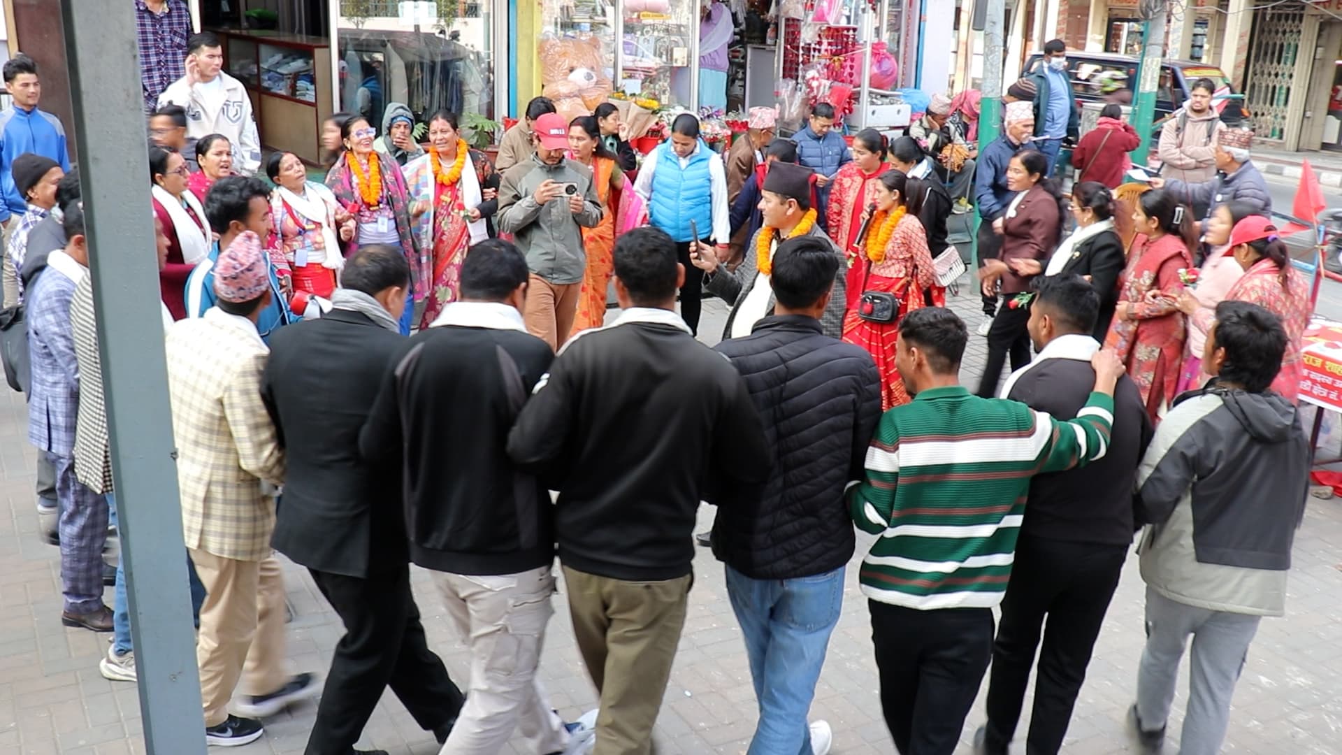 चुनावको नौलो अभियान स् गुलाब बोकेर देउडा गीतमा नाचगान