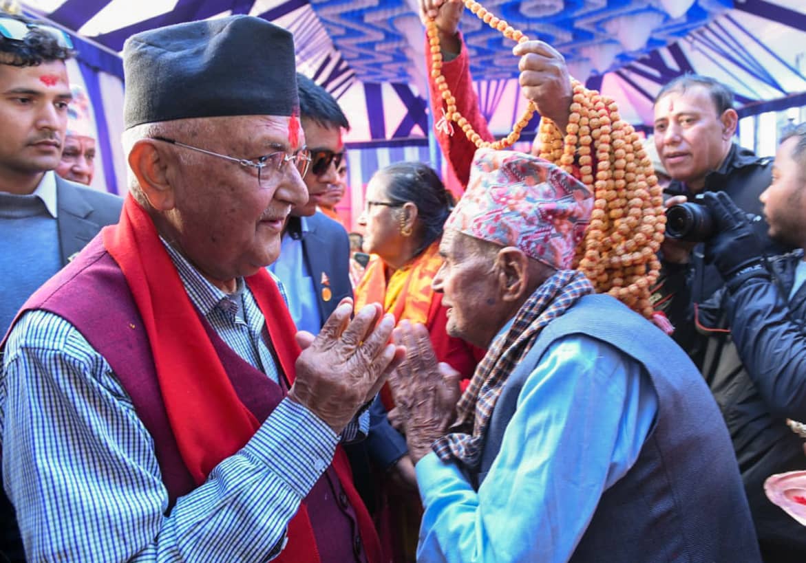 भूमिहीनको आवाज ओलीसमक्षः ‘फेरि जितेर धनीपुर्जा दिलाइदिनुहोस्’