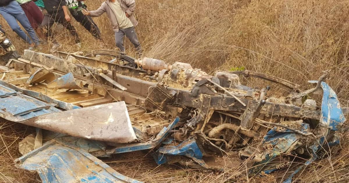 रामेछापमा कर्मचारी सहित निर्वाचनका सामाग्री बोकेको गाडी दुर्घटना