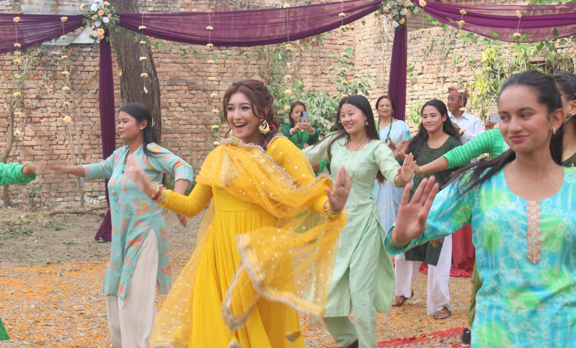 चलचित्र ‘एक मुठ्ठी बादल’को गीत ‘रेल घुम्यो घुम्तीमा’ सार्वजनिक