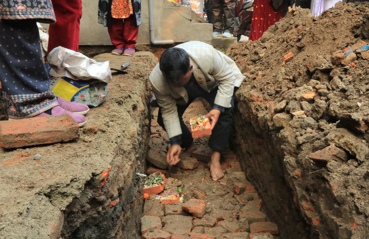 प्राचीनता र जनविश्वासलाई पुनर्जीवन दिँदै १५१ वर्ष पुरानो ‘ढोका छेँ’ पुननिर्माण सुरु