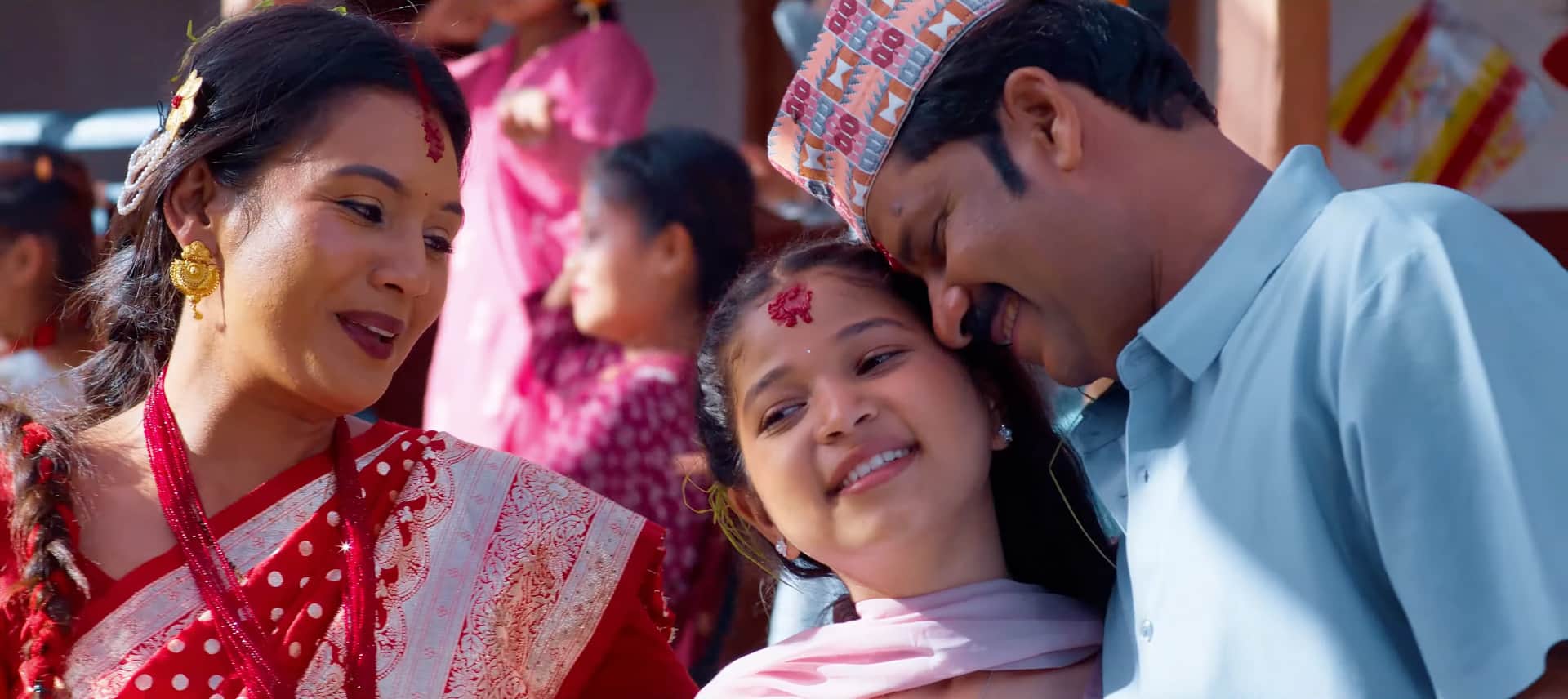 ‘परिवार’को दसैँ गीत ‘रातो टीका’ सार्वजनिक, देखियो गाउँघरको रमाइलो माहोल