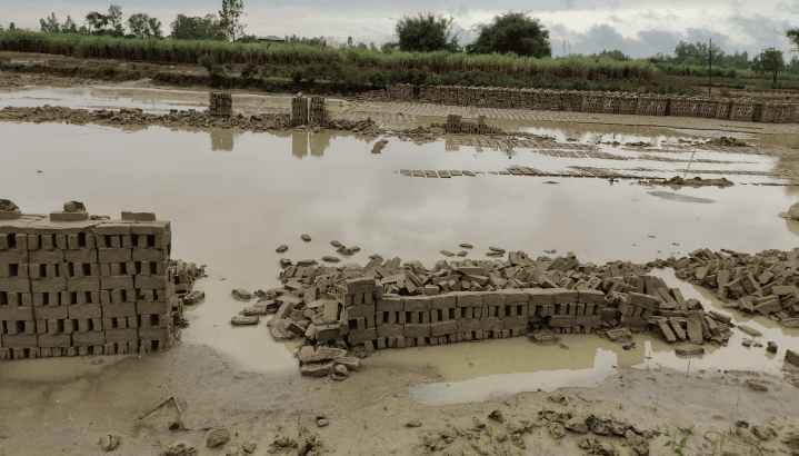 रौतहटमा वर्षा र हावाहुरीको वितण्डा : चार करोड बराबरको काँचो इँट्टा नष्ट