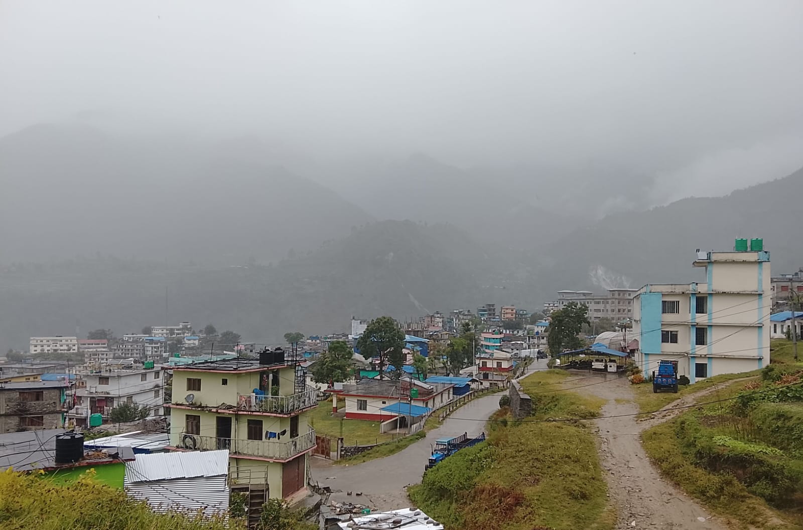 बाजुरामा सोमबार राती देखि लगातार वर्षा, चिसो बढ्यो