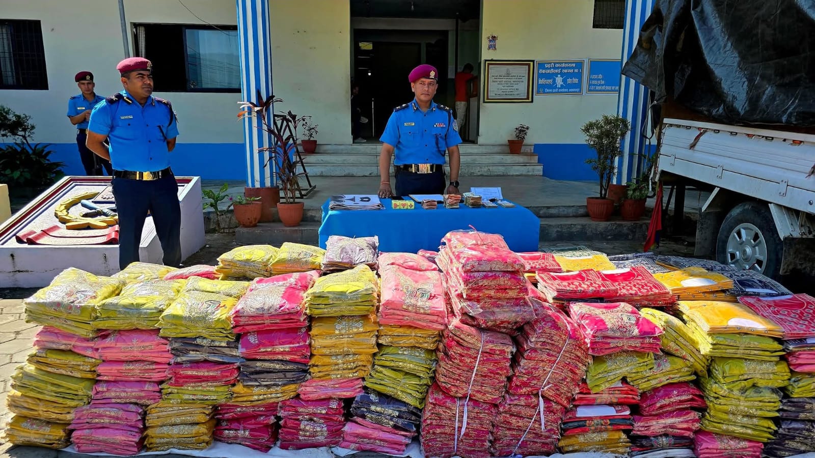 हेटौंडामा ३४ लाख बराबरको अवैध कपडा र पटका बरामद, दुई जना पक्राउ