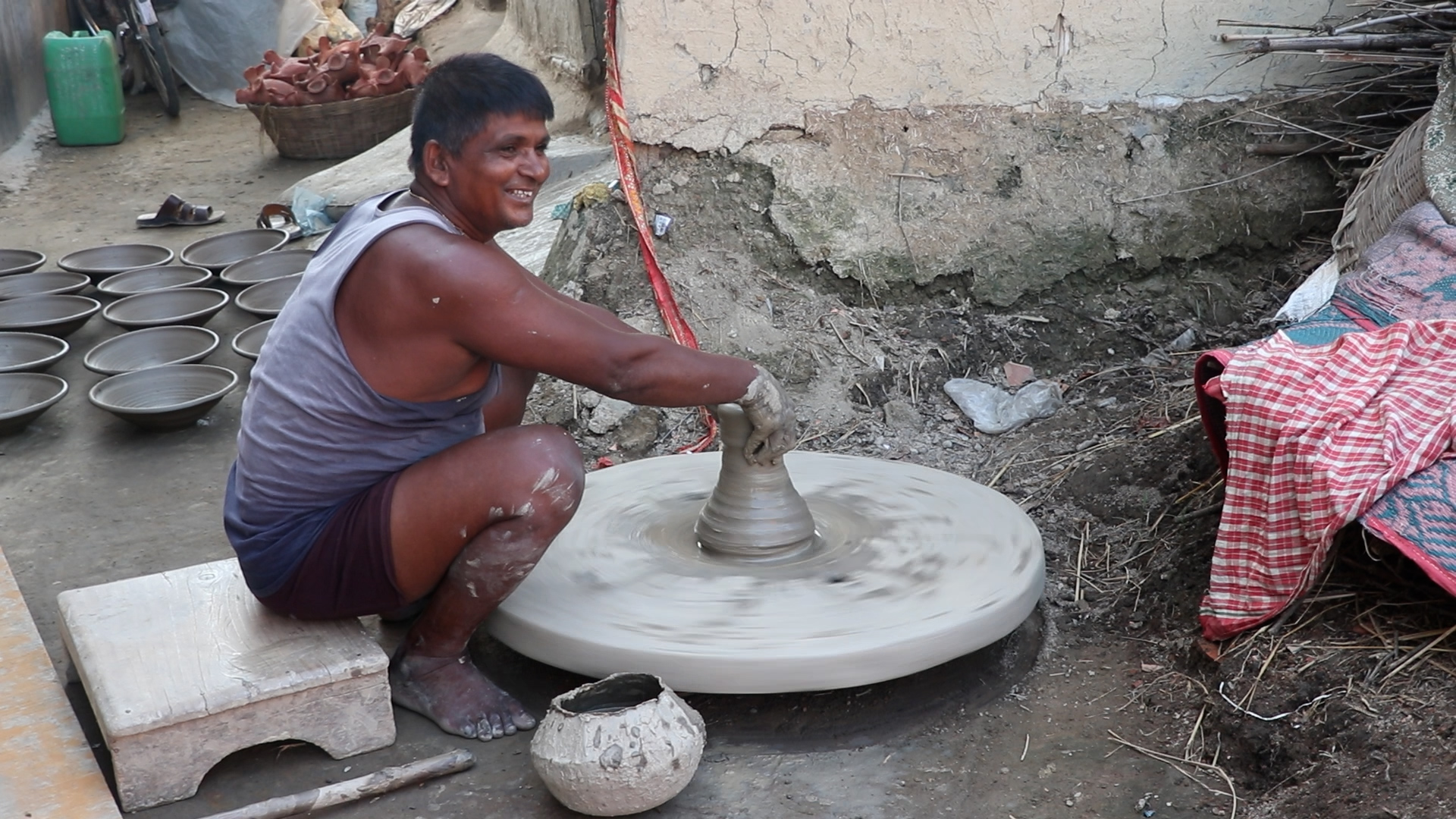 तिहार नजिकिँदै गर्दा कुम्हाल समुदाय दियो बनाउन व्यस्त