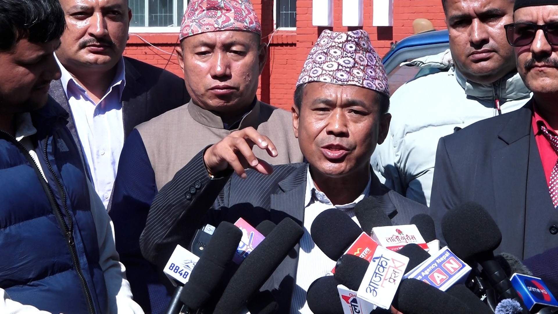 गृहमन्त्री अर्याल र दुर्गा प्रसाईंका प्रतिनिधिहरु बिच भेटवार्ता