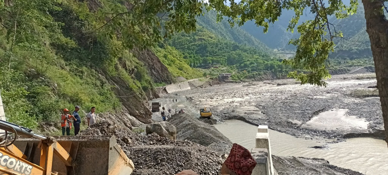 रोशी खोलाको बाढीले बगाएको बिपी राजमार्गमा पुनः निर्माणकार्य तीव्र